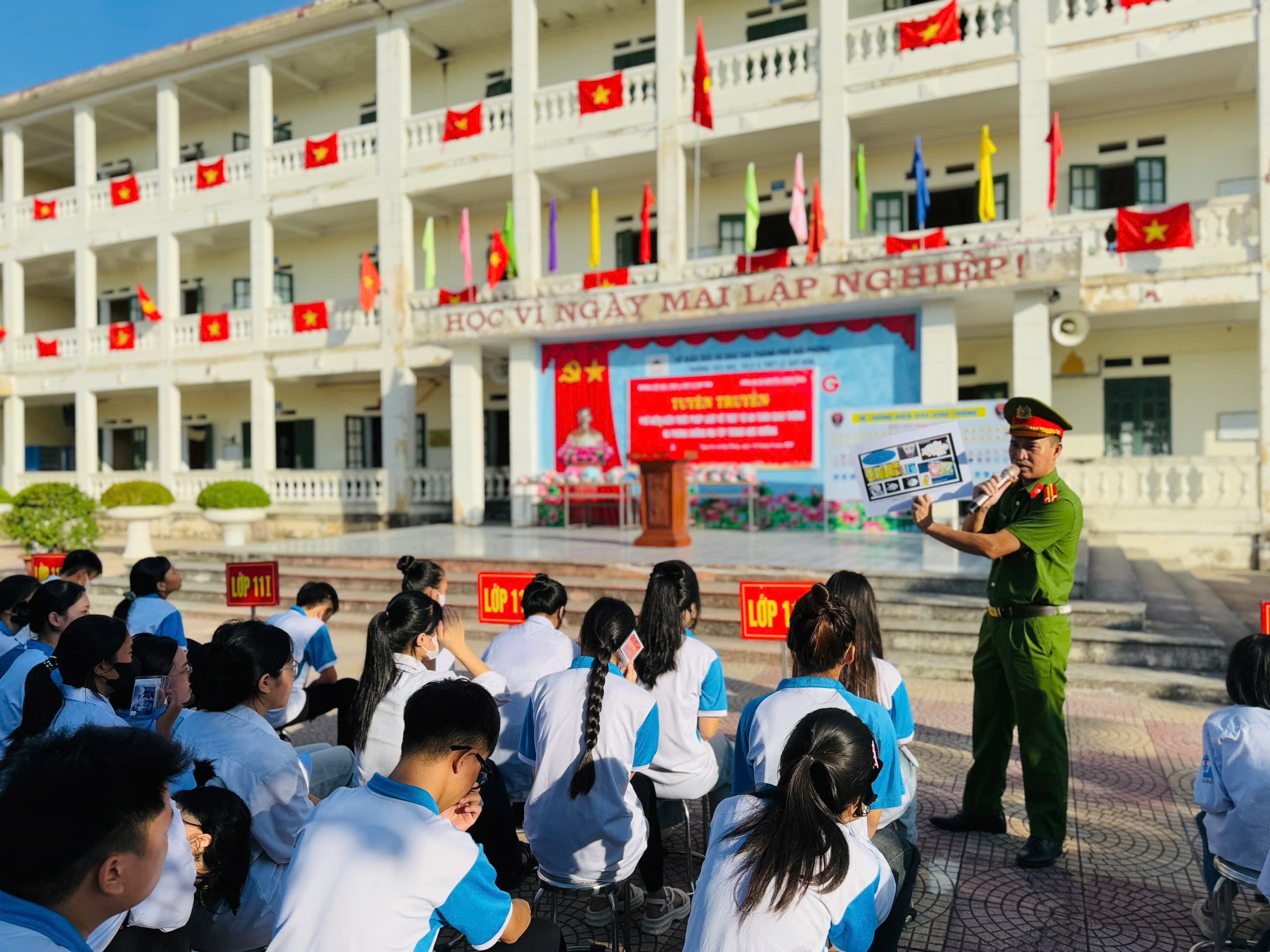 Công an xã Nguyễn Lương Bằng: Trang bị kiến thức pháp luật về phòng, chống ma tuý và TTATGT cho học sinh trên địa bàn